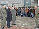 Mit der Meldung an Brigadier Zöllner beginnt die Angelobung. (Bild öffnet sich in einem neuen Fenster)