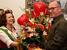 Blumenkönigin Lena überreicht dem Militärkommandanten Blumengrüße. (Bild öffnet sich in einem neuen Fenster)