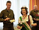 Major Jörg Messner mit der steirischen Blumenkönigin Lena. (Bild öffnet sich in einem neuen Fenster)