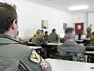 Grundlage für jeden Flug bildet ein Briefing. (Bild öffnet sich in einem neuen Fenster)