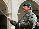 Oberstleutnant Lackner beim Dirigieren des Musikstückes. (Bild öffnet sich in einem neuen Fenster)