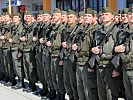 Beim "Rechts schaut!" erheben die Soldaten die Köpfe zur Bundesflagge. (Bild öffnet sich in einem neuen Fenster)