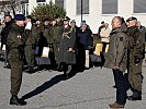 Major Thomas Knotz meldet die Truppe an Verteidigungsminister Gerald Klug. (Bild öffnet sich in einem neuen Fenster)