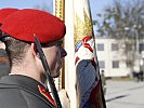 Der Fahnenoffizier des Insignientrupps der Garde. (Bild öffnet sich in einem neuen Fenster)