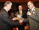 Brigadier Zöllner überreicht ein Geschenk an den Arbeiterkammerpräsident. (Bild öffnet sich in einem neuen Fenster)