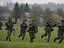 Soldaten eines Jägerzuges im Gegenangriff. (Bild öffnet sich in einem neuen Fenster)