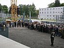 Am Vorplatz der Baustelle. (Bild öffnet sich in einem neuen Fenster)