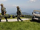 Mit Geländefahrzeugen kommen die Soldaten aus dem Verfügungsraum. (Bild öffnet sich in einem neuen Fenster)