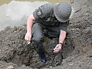 Leutnant Philipp Prevenhüber zündet... (Bild öffnet sich in einem neuen Fenster)