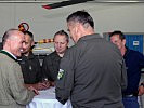 Herzliche Gespräche mit Soldaten und Bediensteten. (Bild öffnet sich in einem neuen Fenster)