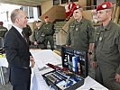 Verteidigungsminister Gerald Klug im Gespräch mit der Militärstreife. (Bild öffnet sich in einem neuen Fenster)