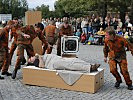 In seinem Traum erscheinen die Hooligans als verwilderte orange Gestalten. (Bild öffnet sich in einem neuen Fenster)