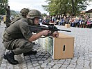 Milizsoldaten treffen am Sammelort ein... (Bild öffnet sich in einem neuen Fenster)