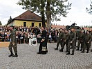 Unter den Klängen des "Prinz Eugen Marsches" defiliert das Militärkommando. (Bild öffnet sich in einem neuen Fenster)