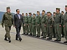 Schiefert und Füller beim Abschreiten der Front. (Bild öffnet sich in einem neuen Fenster)