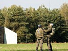 Der Flugretter empfängt das Seil... (Bild öffnet sich in einem neuen Fenster)