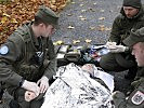 Die Soldaten fungieren als Ersthelfer am Unfallort. (Bild öffnet sich in einem neuen Fenster)