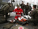 Ein Notfallsanitäter übernimmt die Rettungsaktion. (Bild öffnet sich in einem neuen Fenster)