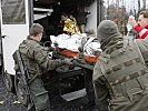 Abtransport im Sanitätspinzgauer. (Bild öffnet sich in einem neuen Fenster)