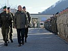 Generalleutnant Schmidseder u.Minister Gerald Klug schreiten die Front ab. (Bild öffnet sich in einem neuen Fenster)