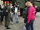 Die "Girls" im Gespräch mit Stabswachtmeister Martina Scheiber. (Bild öffnet sich in einem neuen Fenster)