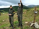 Auf der Seetaler Alpe wird der Ablauf des Sprengens besprochen. (Bild öffnet sich in einem neuen Fenster)