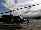 Nach der Landung begeben sich Techniker und Piloten zur Nachbesprechung. (Bild öffnet sich in einem neuen Fenster)