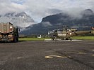 Die Hubschrauber werden aufgetankt. (Bild öffnet sich in einem neuen Fenster)