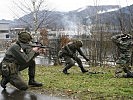 Ein Saboteur wird von den Wachkräften überwältigt. (Bild öffnet sich in einem neuen Fenster)