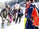 ...informierte die Jugendlichen über Gefahren im alpinen Gelände... (Bild öffnet sich in einem neuen Fenster)