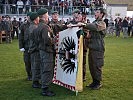 Das Gelöbnis wird an der Insignie geleistet. (Bild öffnet sich in einem neuen Fenster)