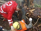 Stabswachtmeister Gerhard Hubmann versorgt den verletzten Soldaten. (Bild öffnet sich in einem neuen Fenster)