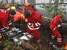 Die Notfallsanitäter trainieren die Handhabung ihrer Ausrüstung. (Bild öffnet sich in einem neuen Fenster)