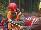 Vorbereitungen werden getroffen um mit einem Luftkissen den Baum zu heben. (Bild öffnet sich in einem neuen Fenster)