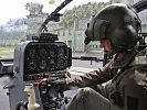 Pilot Vizeleutnant Grill bereit sich auf seinen Einsatz vor. (Bild öffnet sich in einem neuen Fenster)