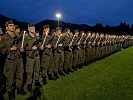 Die Truppe mit Fackeln. (Bild öffnet sich in einem neuen Fenster)