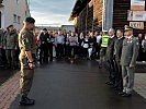 Oberstleutnant Bacher meldet dem Militärkommandanten. (Bild öffnet sich in einem neuen Fenster)