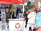 Am Infostand des Überwachungsgeschwaders wurden zukünftige Piloten gesucht. (Bild öffnet sich in einem neuen Fenster)