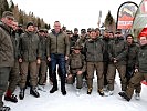 Minister Kunasek mit Soldaten vom Jägerbataillon 18. (Bild öffnet sich in einem neuen Fenster)