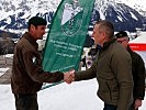 Verteidigungsminister Mario Kunasek begrüßt Oberstleutnant Markus Mesicek. (Bild öffnet sich in einem neuen Fenster)