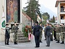 Kranzniederlegung beim Kriegerdenkmal. (Bild öffnet sich in einem neuen Fenster)