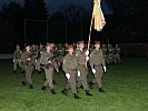 Die Insignie des Fliegerabwehrbataillons 2 marschiert zur Gelöbnis ein. (Bild öffnet sich in einem neuen Fenster)