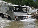 Ein Pinzgauer durchquert eine Furt im Sölktal. (Bild öffnet sich in einem neuen Fenster)