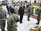 Kranzniederlegung durch Bürgermeister Winkelmaier und Oberst Simbürger. (Bild öffnet sich in einem neuen Fenster)