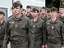 Hauptmann Rabel führt die Soldaten der Fliegertruppe beim Einmarsch an. (Bild öffnet sich in einem neuen Fenster)