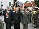 Hauptmann Knotz, l., meldet an Militärkommandant Zöllner. (Bild öffnet sich in einem neuen Fenster)