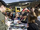 Großes Interesse am Informationsstand des Österreichischen Bundesheeres. (Bild öffnet sich in einem neuen Fenster)