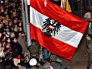Flaggenparade inmitten der Bevölkerung. (Bild öffnet sich in einem neuen Fenster)