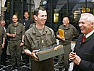 Brigadekommandant Starlinger überreicht ein Gastgeschenk. (Bild öffnet sich in einem neuen Fenster)