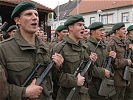 ...vier Rekuten das Treuegelöbnis auf die Republik Österreich. (Bild öffnet sich in einem neuen Fenster)